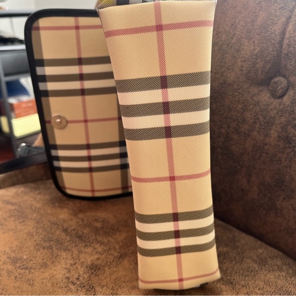 Authentic Burberry Bag. Pre owned, Good condition. 10 1/2 x 7 inch. / 26 x 18 cm - Picture 5 of 7